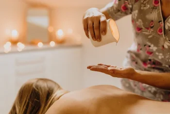 Massagem Relaxante com A Grande Roda: Alívio do estresse e promoção de bem-estar físico e mental em um ambiente acolhedor. Agende!