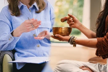 Descubra o Atendimento Integrativo e Técnicas de ThetaHealing e Meditação na A Grande Roda para promover o equilíbrio e bem-estar integral do corpo e mente.
