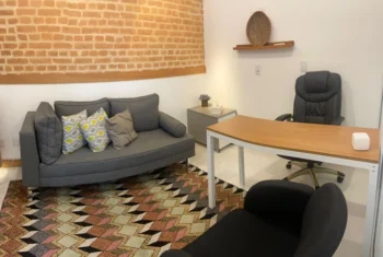 Conheça Fernanda de Paula, Terapeuta Integrativa na A Grande Roda, promovendo equilíbrio físico, mental, emocional com Reiki, Meditação e mais. Agende aqui!